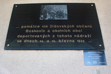 Odhalení pamětní desky židovským občanům v Boskovicích na vlakovém nádraží 13. 3. 2022 (3)